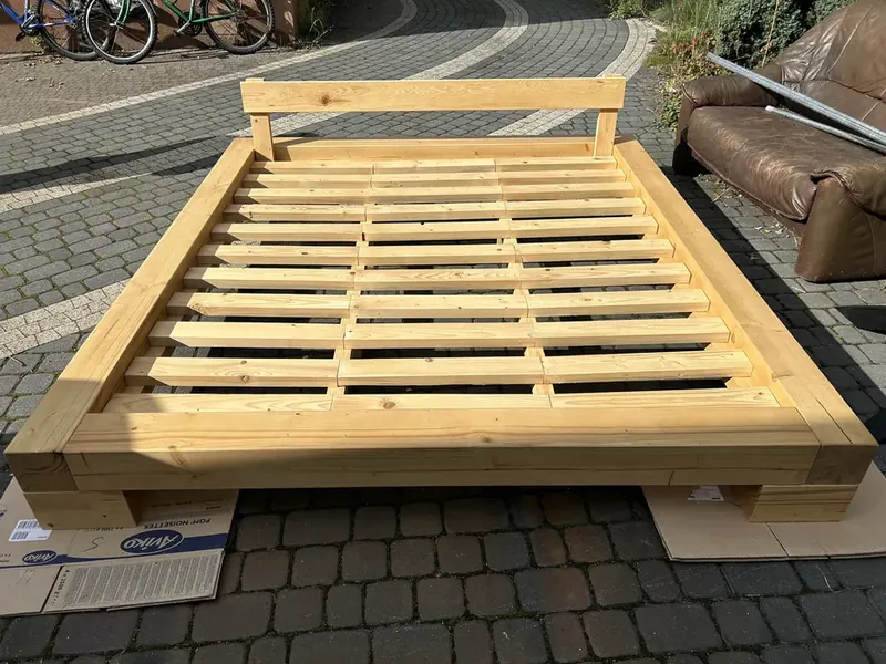 Rama łóżka loft ze stelażem z desek