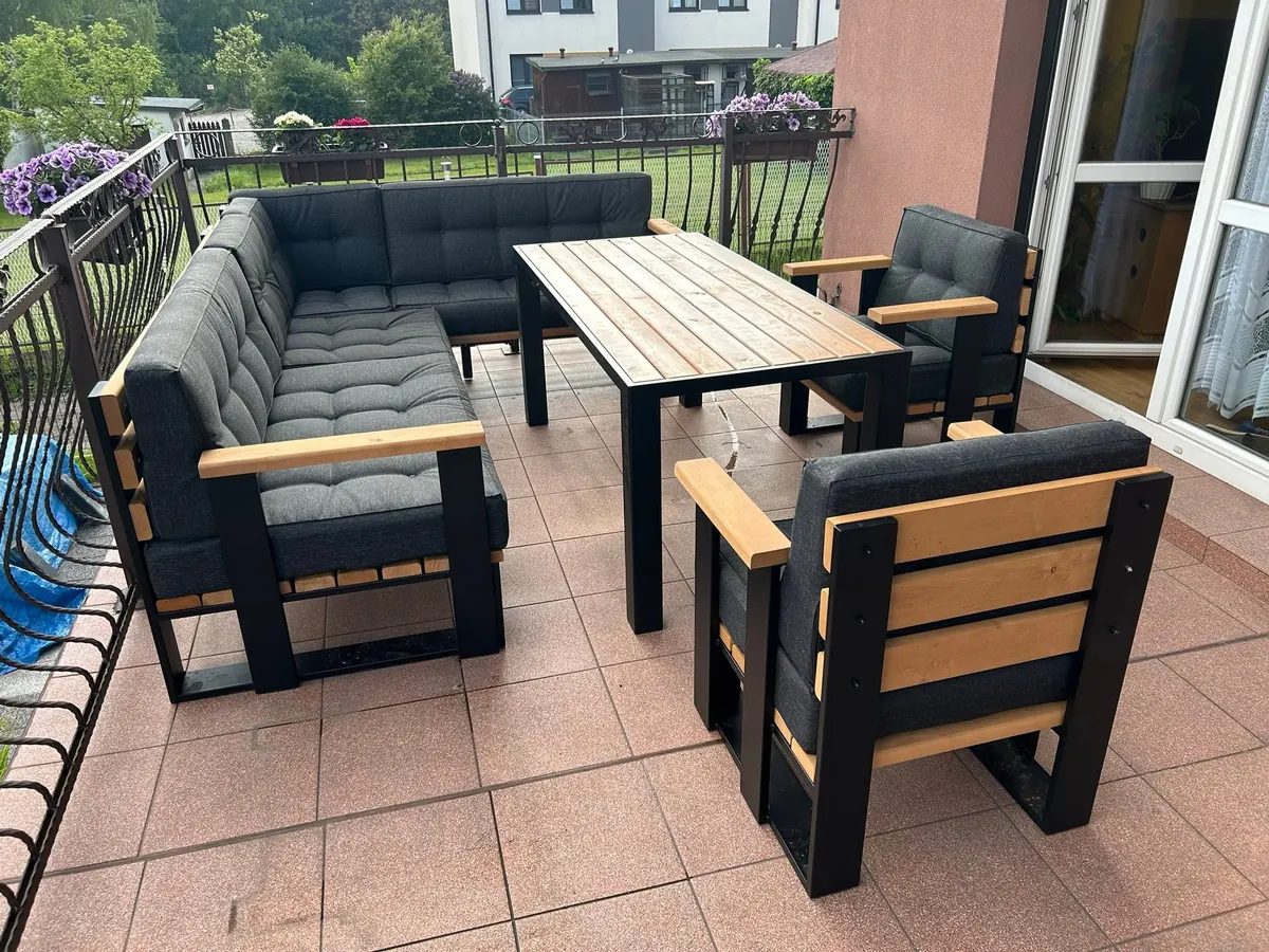 Narożnik, stół i fotele na balkonie
